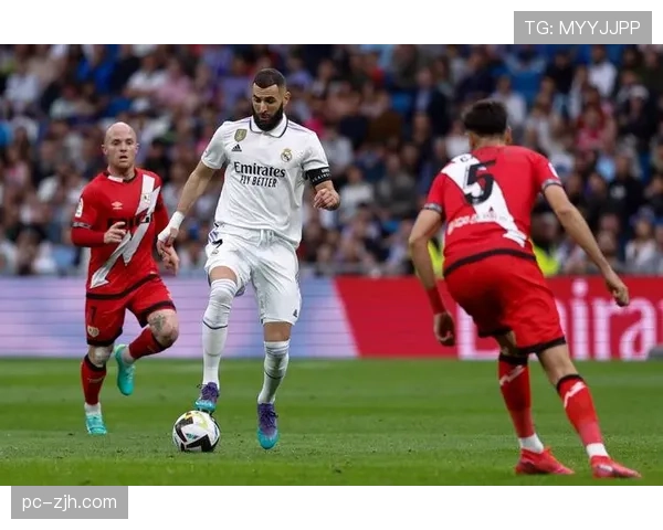 特写：在巴列卡诺主场，一位91岁老球迷的第60个赛季。