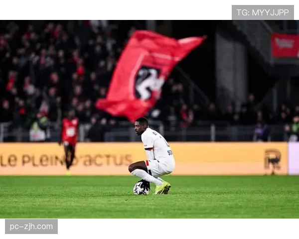 特写:在绝杀进球后,雷恩中场圣马里亚望向记分牌如释重负的神情 特写:在绝杀进球后,雷恩中场圣马里亚望向记分牌如释重负的神情